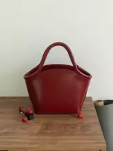 レトロデザインの牛革バケットバッグ【ハンドル付き・ショルダーストラップ・赤いカゴデザイン】