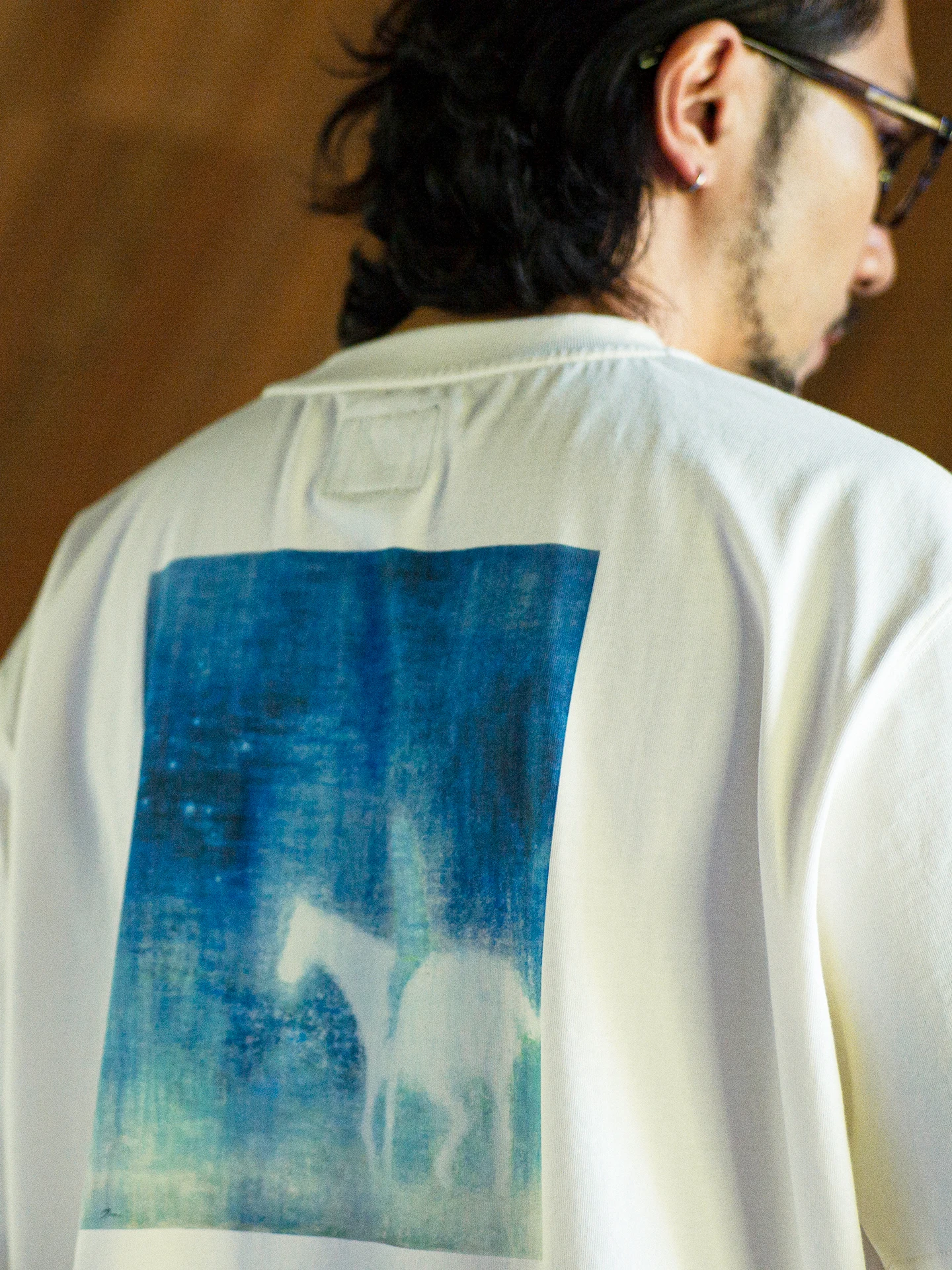 hard west に魅了されたら、この1枚が救う——白墨直噴の馬のTシャツはなぜ今、日本の日常に必要なのか？