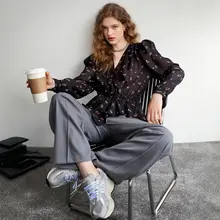 フラワープリントVネックブラックシャツ【ウエストシェイプ・不規則デザイン】