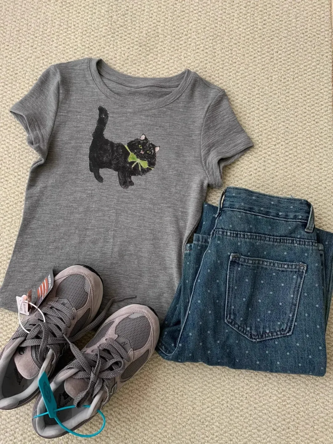 猫デザインのTシャツで通勤も夏の日常も楽しくなる方法は？
