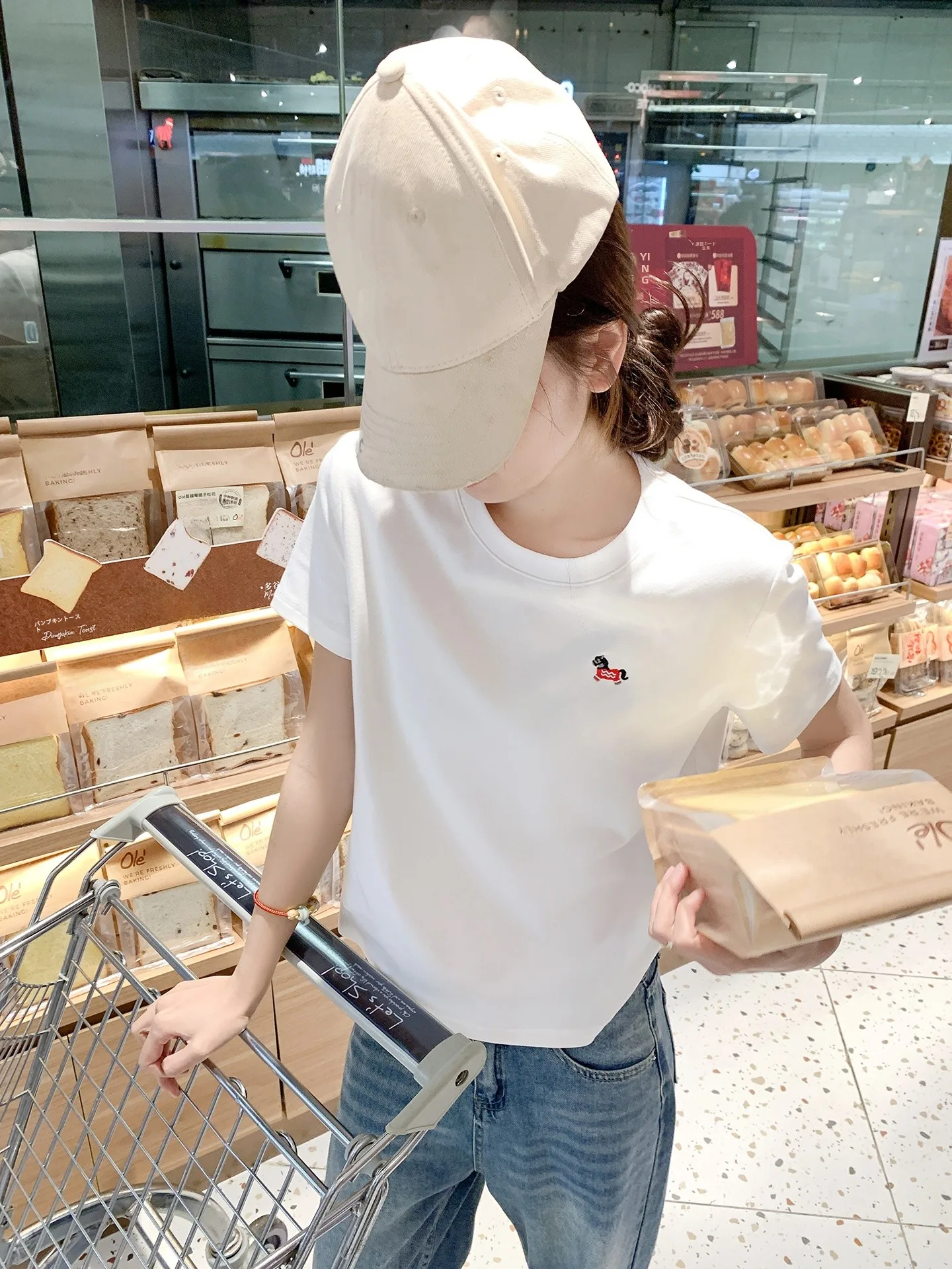 刺繍デザインのホワイトTシャツ：女性向け夏用ショートスリーブの実用性とデザイン選定ガイド