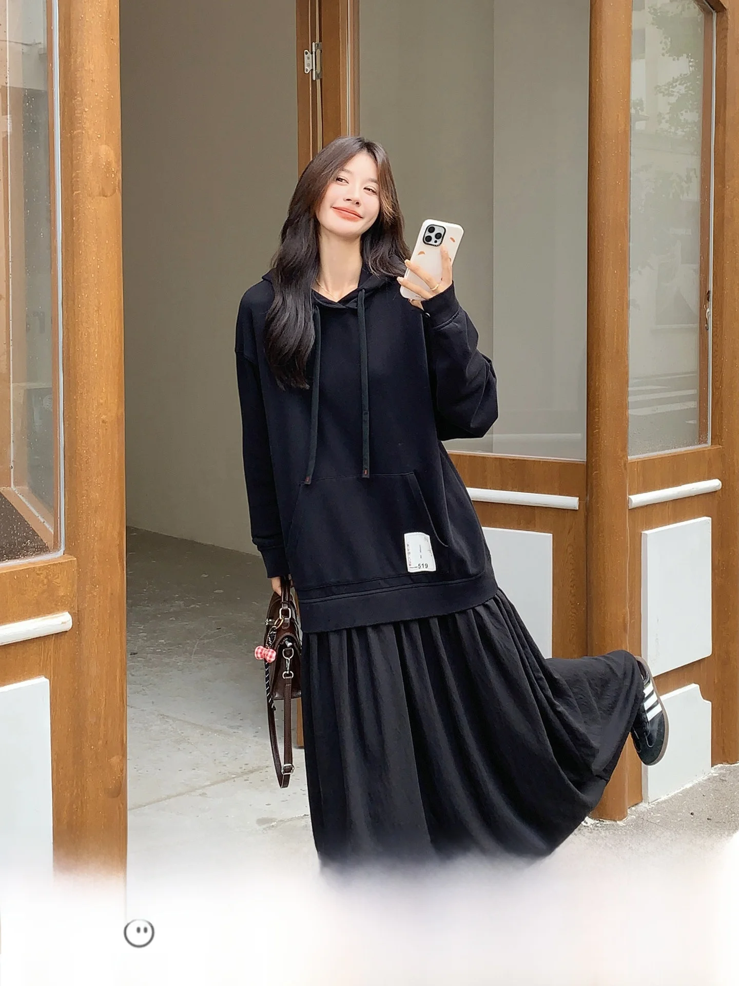 ロングワンピースコーデで失敗しない方法は？黒のゆるシルエットフード付きワンピースが解決する3つの理由