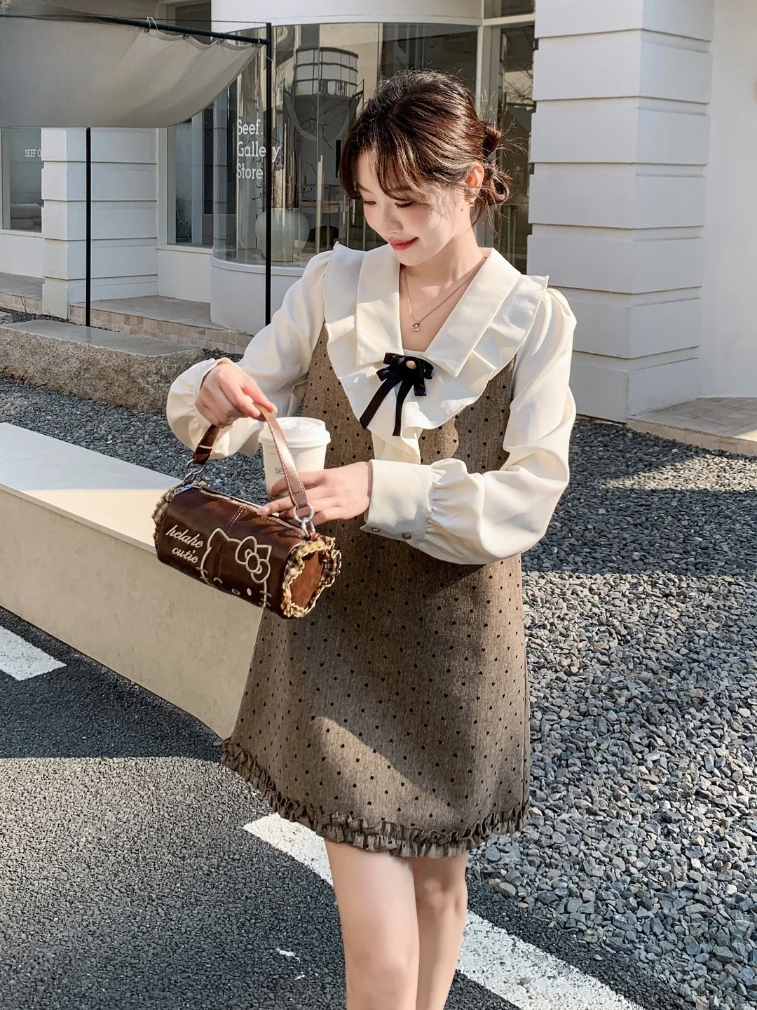フリル付き二重仕立てドレス：大人っぽい女性向けの春用ファッション