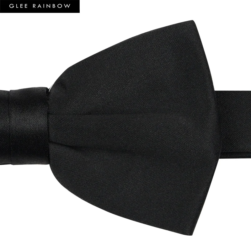 クラシックデザインのブラック蝶ネクタイ：ascot tieとbowtieの違いを解説