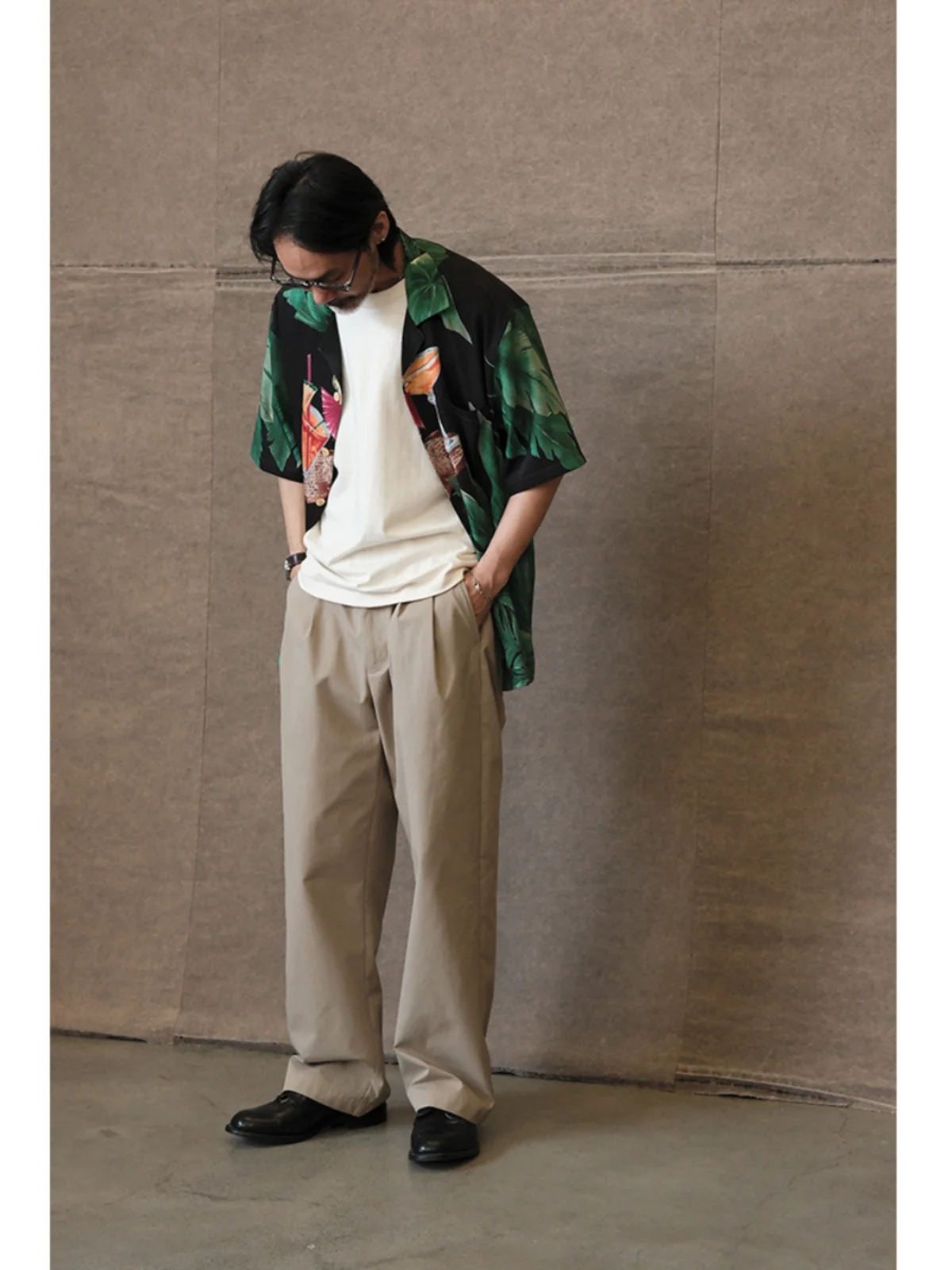 センタープレスワイドパンツ：高ウエストダブルプリーツ構造とカジュアルスタイルの実用性解析