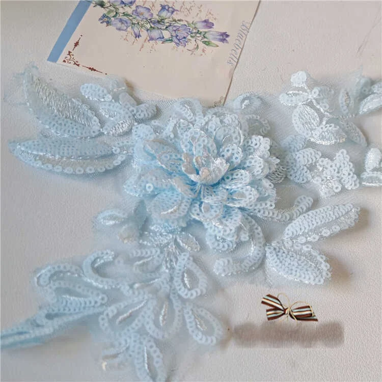 浅いブルーのビーズ刺繍フラワーレースパーツ：新古典スタイルの衣装アクセントとは