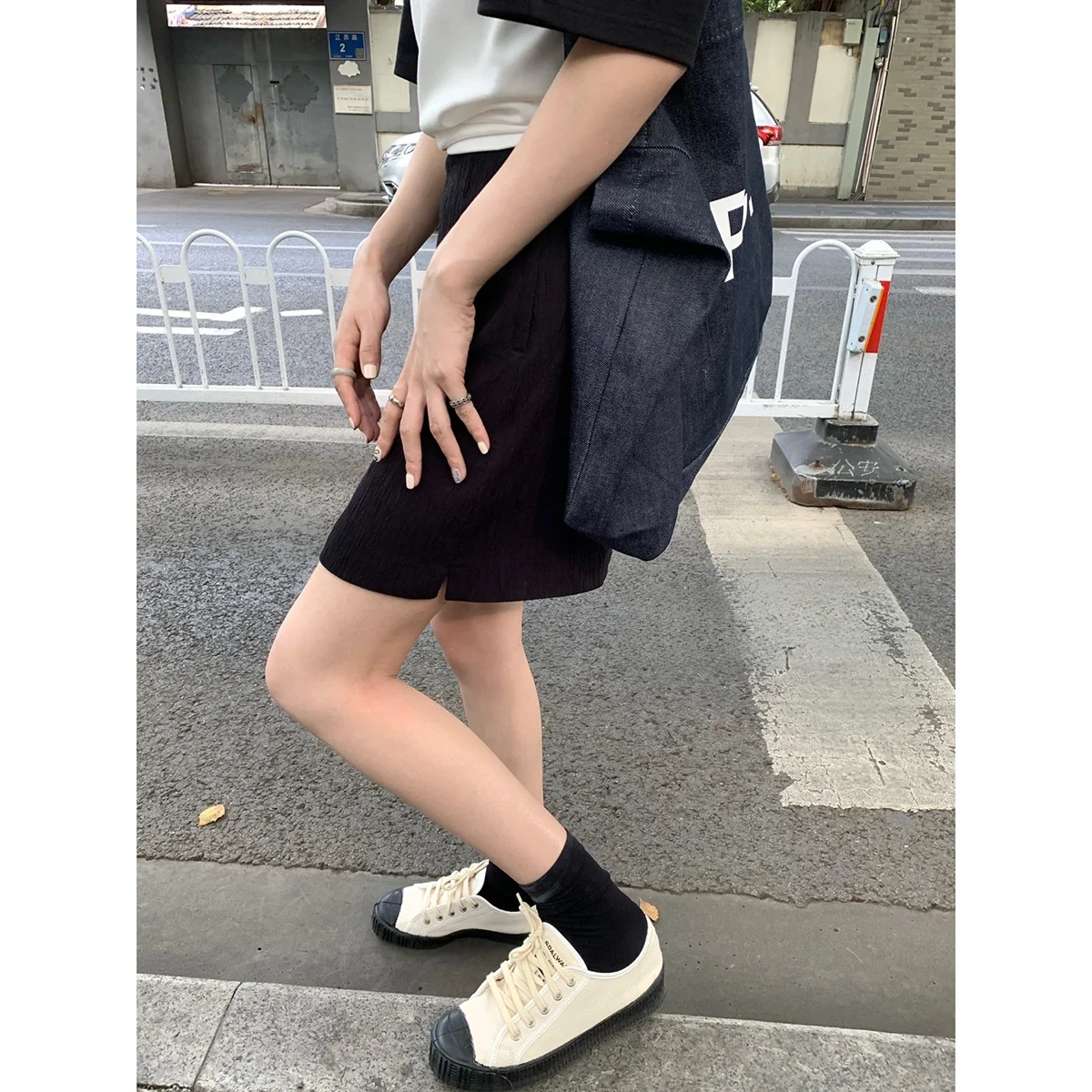 25歳の女性に合う、控えめでスタイリッシュなミニスカートはどう選ぶ？