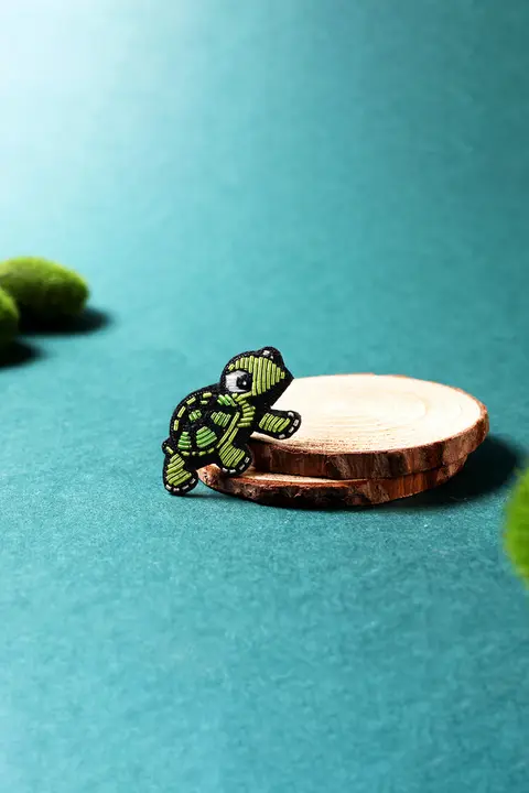 ブローチ 手刺繍 インド糸 亀 うさぎ デザイン性 個性的 上品 ファッション小物