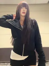 不規則デザインのフード付き黒短丈スウェットジャケット【春秋用・ジッパー仕様】