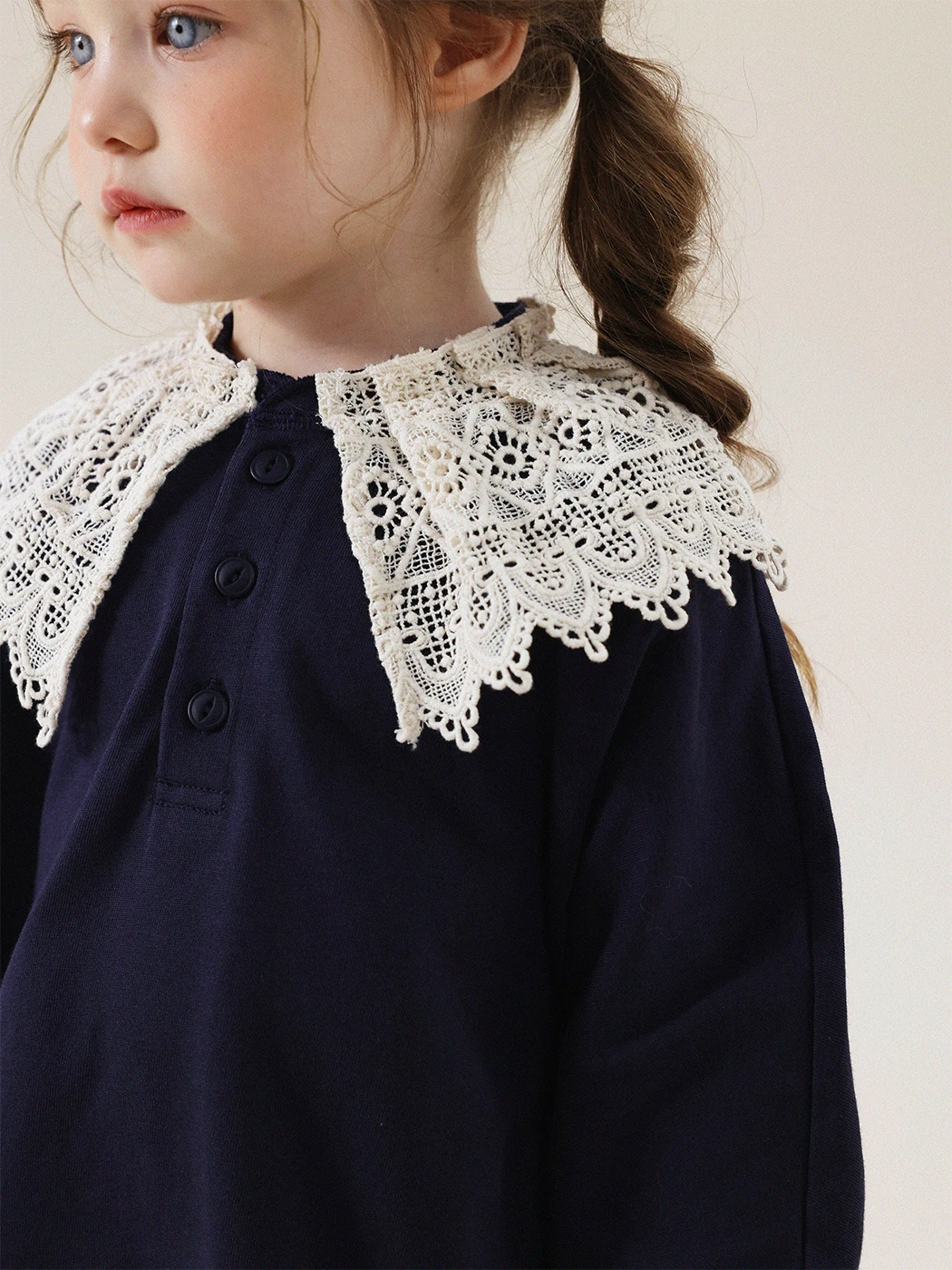 スポーツトレーナーを選ぶべきタイミングは？子供の日常に溶け込む、レトロなレース付きトレーナーの魅力とは