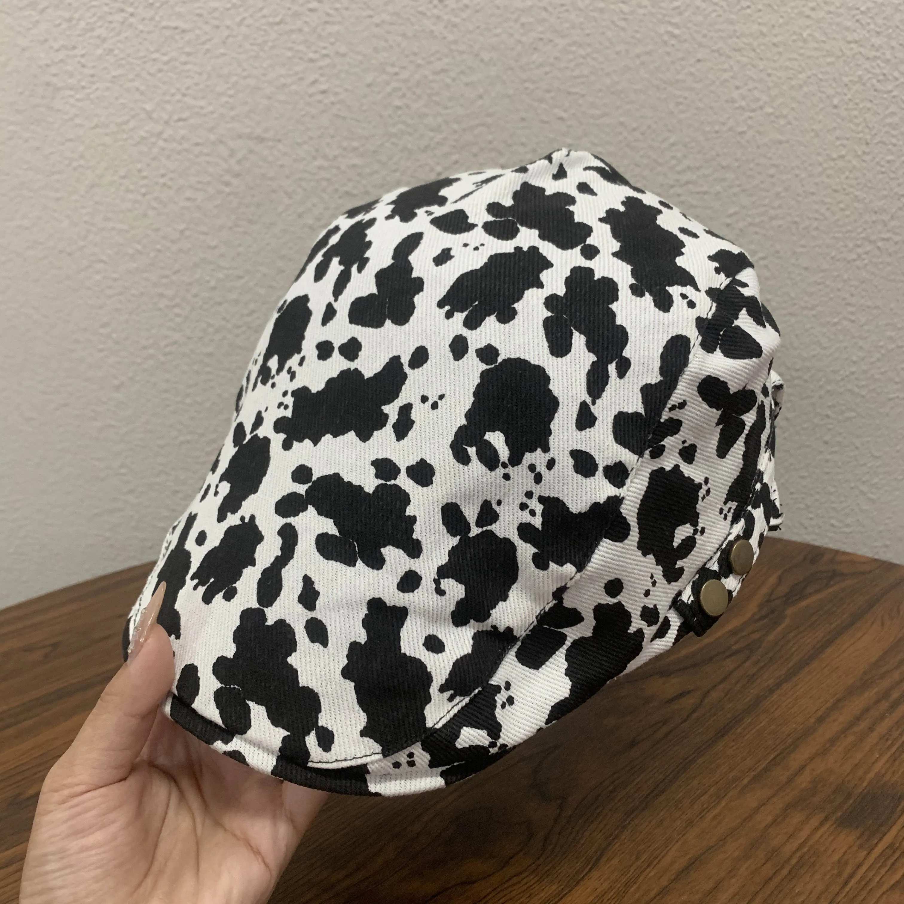 30代から50代の男性にこそおすすめ！「ベージュのキャップ」はなぜ今、おしゃれな帽子の中心にいるのか？