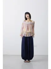 軽やかで透け感のあるオフショルダーシフォンブラウス【モナの調色パレットデザイン】