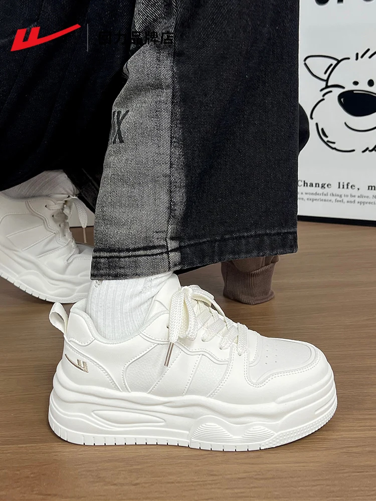 厚底スニーカーは足に負担を軽減し、通勤や日常活動に最適な設計