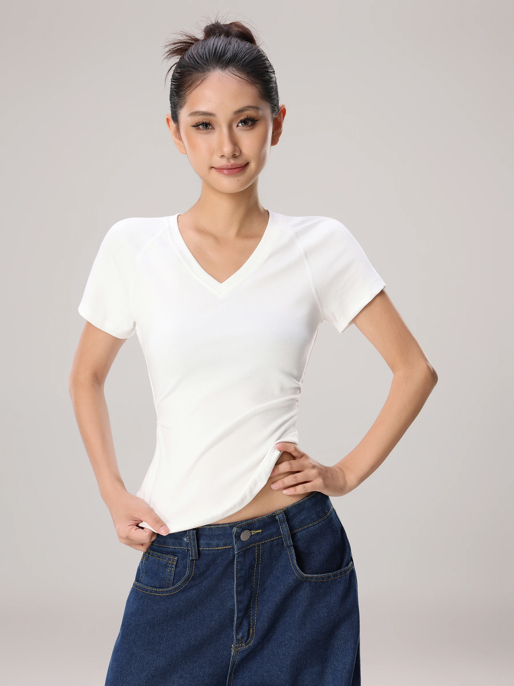 夏用褶皱デザインのVネックフィットTシャツ：通勤風の修身型レディーストレーナー選びの実証