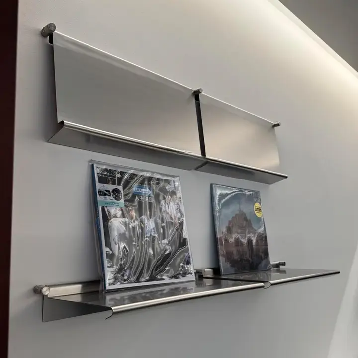中古ステンレススチール製ラック【壁掛け・雑誌棚・多用途・金属製ディスプレイ】