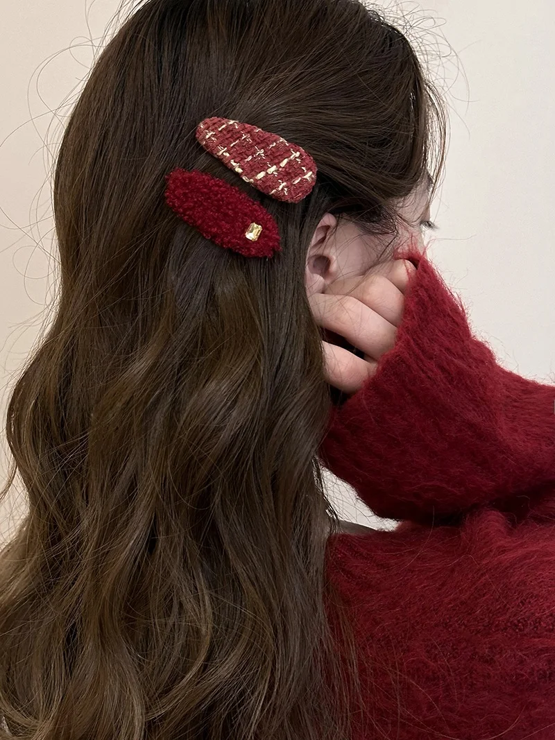 前髪 ポンパドール とは？水滴デザインの赤いヘアクリップで実用性とスタイリングを実現