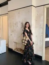 大きいサイズの夏用フレンチスタイルVネック花柄ドレス【ウエストシェイプ・シフォン・スリーブレス・ロング丈】