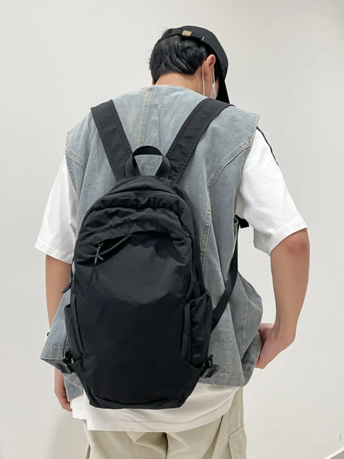 軽量多機能リュックの実用性：シンプルデザインのキャンバスリュックが日常にどう活かされるか