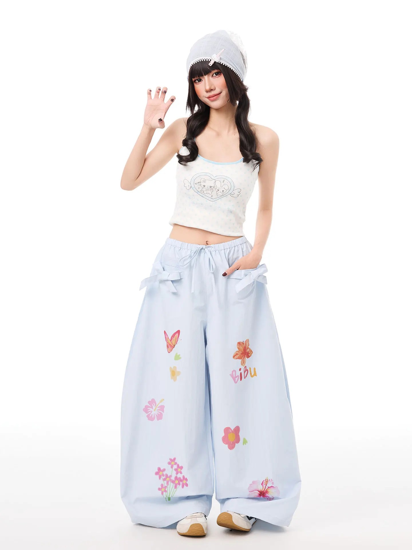 アングラ風 蝶柄プリントのワイドパンツ：おしゃれな女性らしいスタイルを実現するバックリボンストレートパンツ