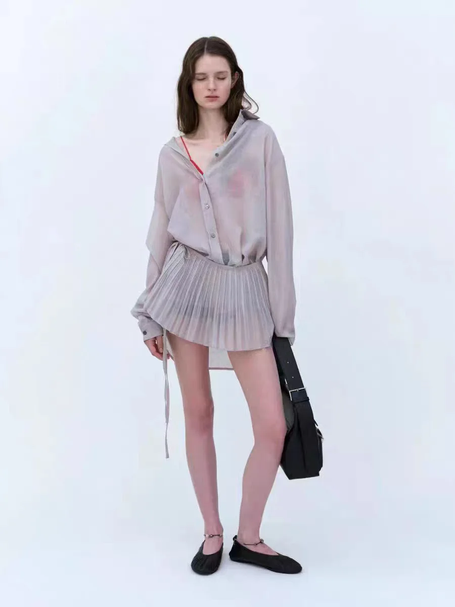 白プリーツスカート コーデ 春：シンプルセットアップで季節を彩る