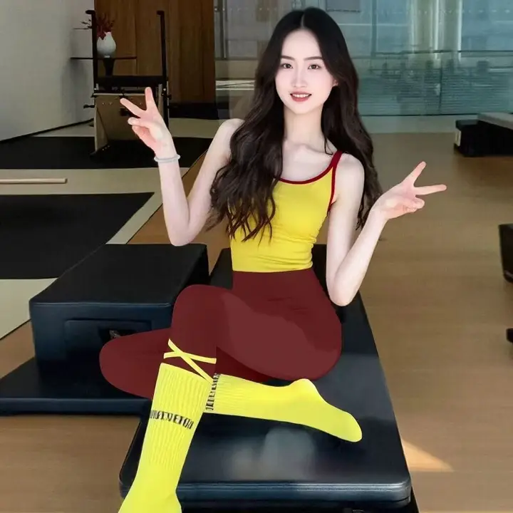 スポーティなデザインの美背タンクトップ【一体型・防震・ヨガ用・ノースリーブ】