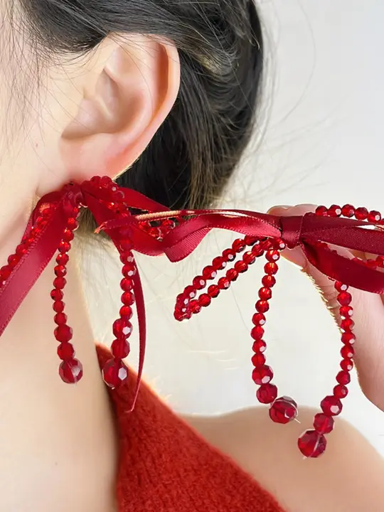 高級感ある赤いリボン付きクリスタルタッセルイヤリング【華やか・花嫁用・おしゃれ】
