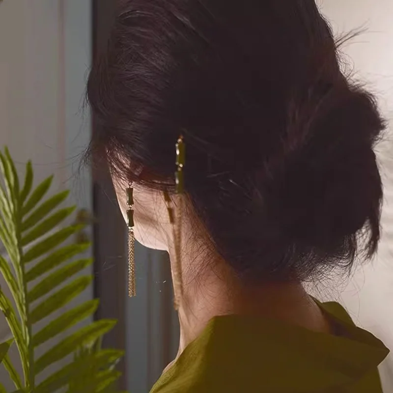 黒檀木製竹節デザインヘアピンのつけ方：古風タッセルスタイルの実用ガイド