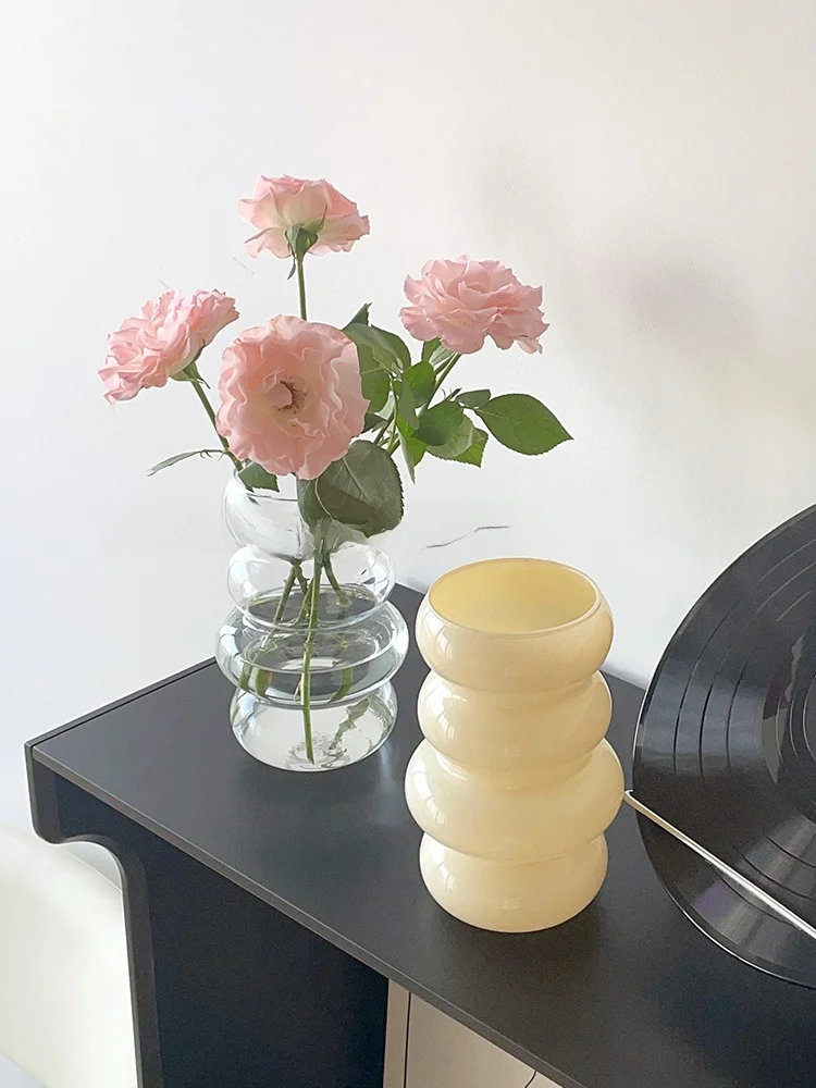 ガラスの花瓶：透明でシンプルなデザインがインテリアに融合する中古花瓶