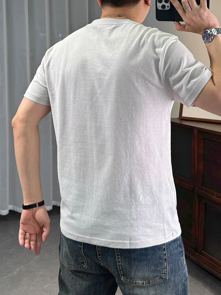 男カジュアルコーデで夏の日差しに負けない、シンプルさが救う1枚は？
