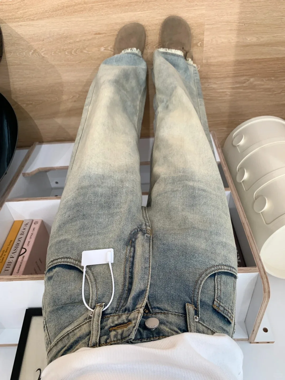小柄デザインの高見えストレートデニムパンツ：夏用薄手フリンジモデルの実用性と適用シーン