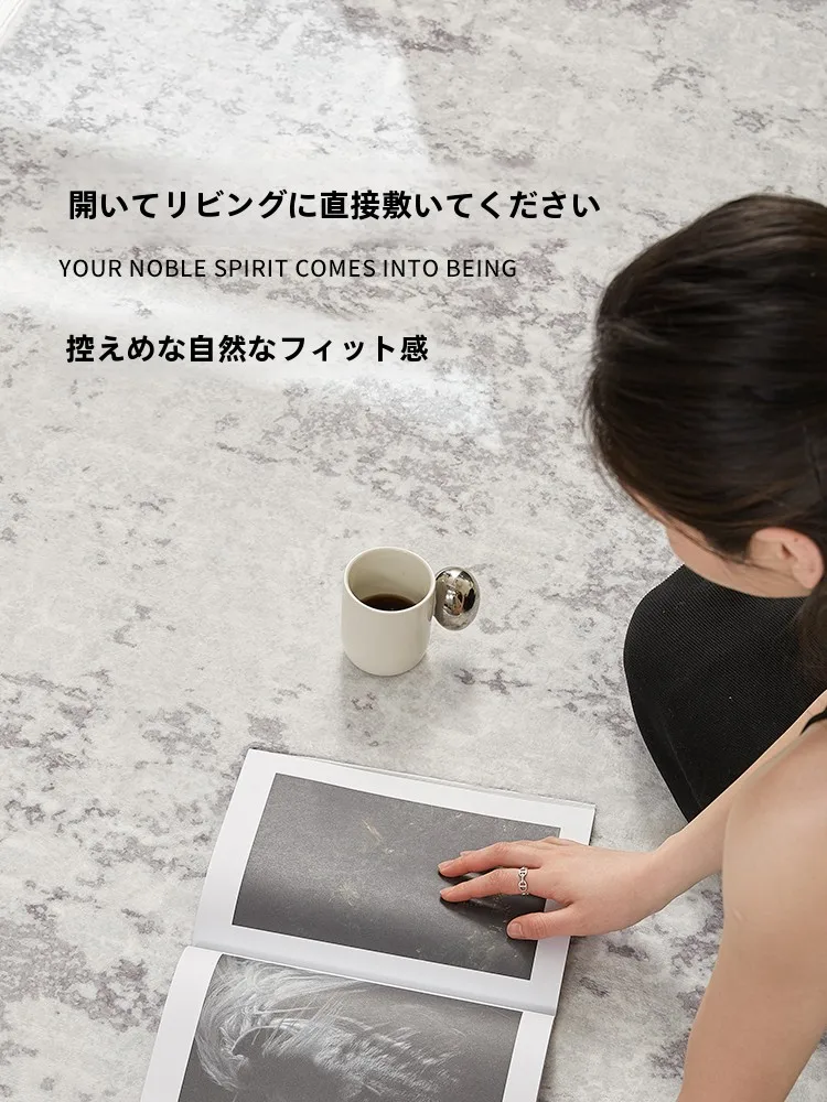 洗えるフロアマットの現代的デザインと高級感：侘寂風の無臭・無添加素材が実現するインテリアコンセプト