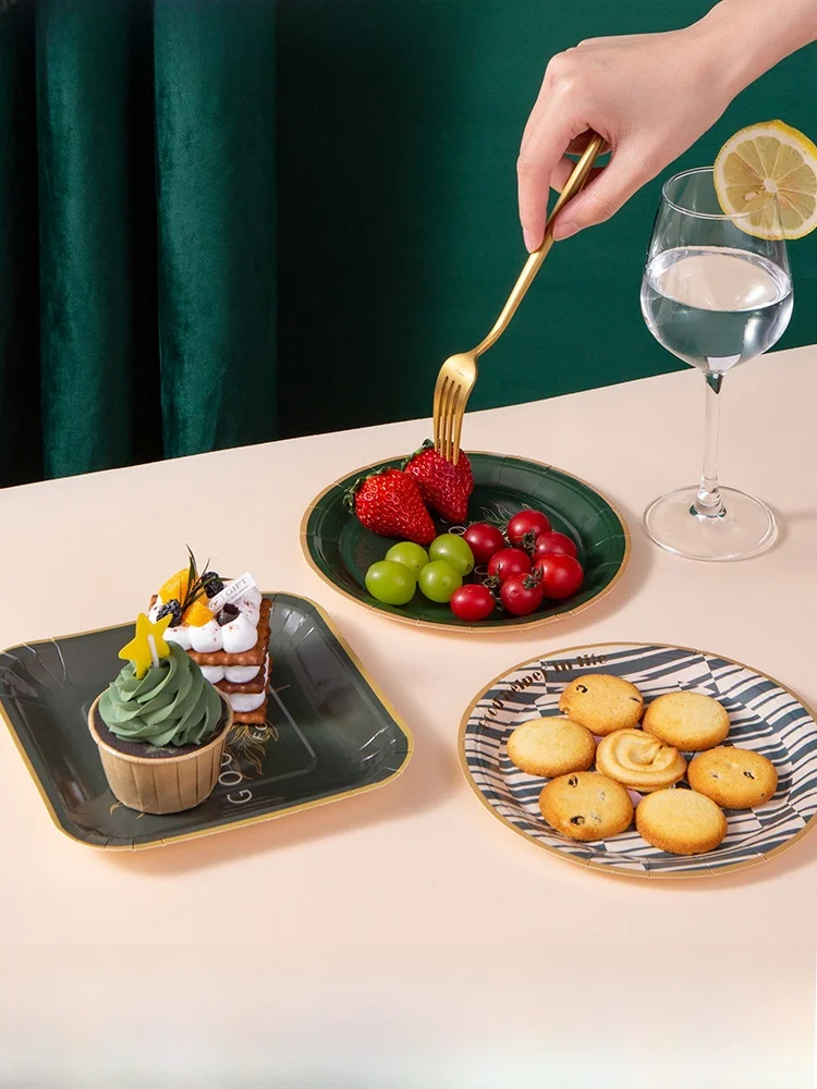 使い捨て食品グレードの丸型プレート：アウトドア・キャンプ・ケーキ用の便利グッズ選びのガイド
