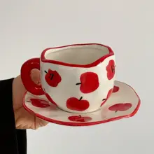 レトロ手描きリンゴデザインコーヒーカップとソーサー【ラテ・午後のティー用・ユニークなギフト】