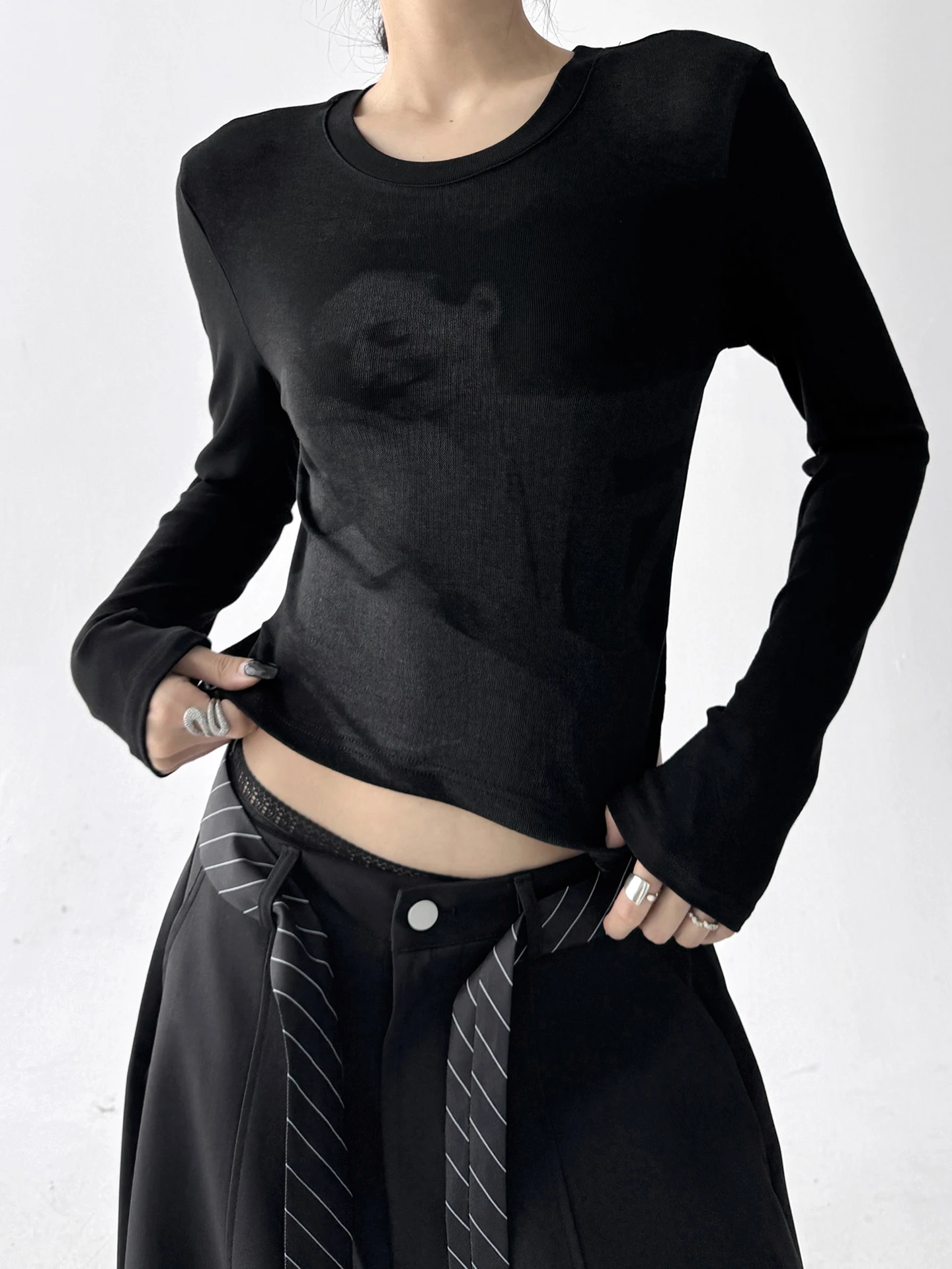 デザイン性のある短款長袖Tシャツ【女性用・フィット・結び帯付き】：20代女性のオシャレトレンドに最適なアイテムとは