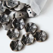 ヴィンテージ風 青銅色メタルボタン【15mm・英国テキスタイルガーデン・加工感】
