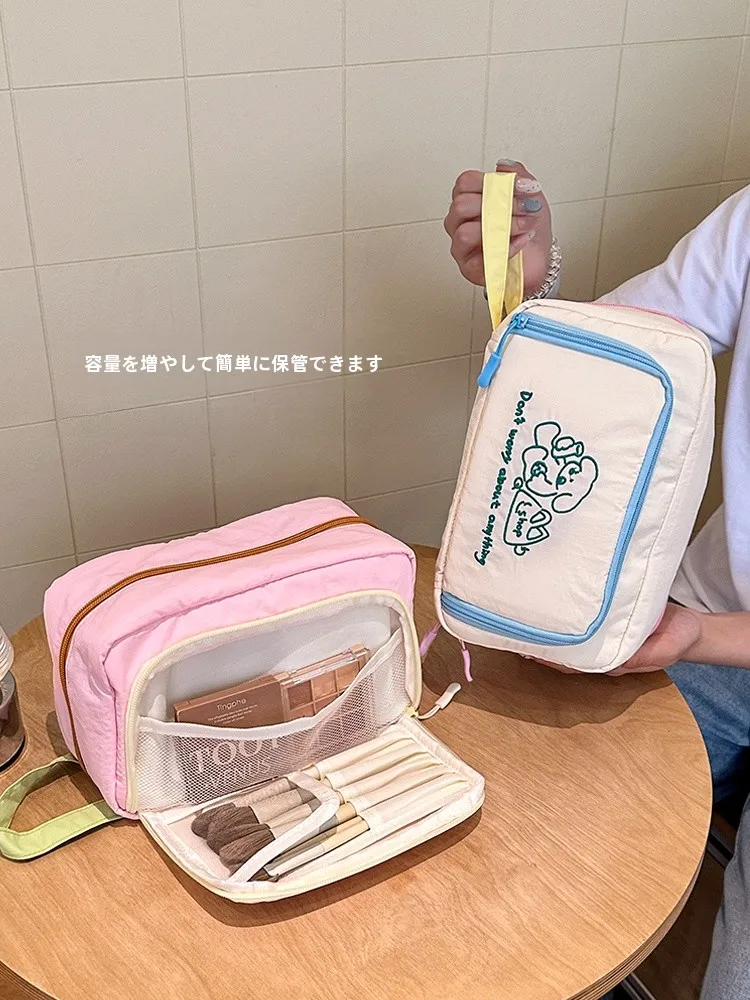 化粧ポーチは旅行や日常メイクに最適な仕切り付き収納アイテム