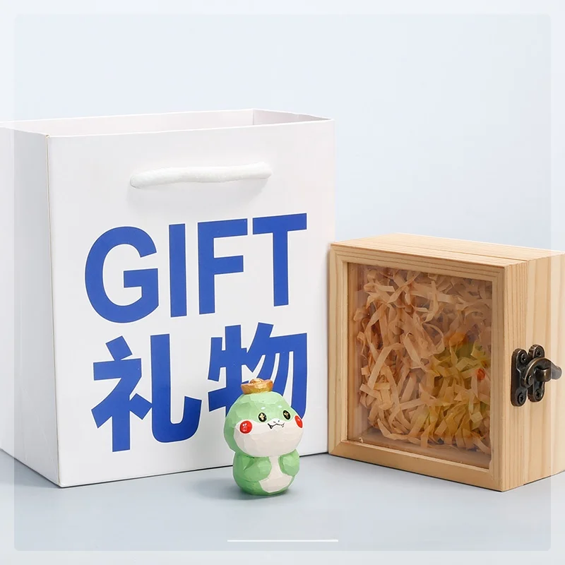 すとぅーしーに似たカフェはどこ？でも、それよりも心を癒すのは、この小さな木の蛇だ