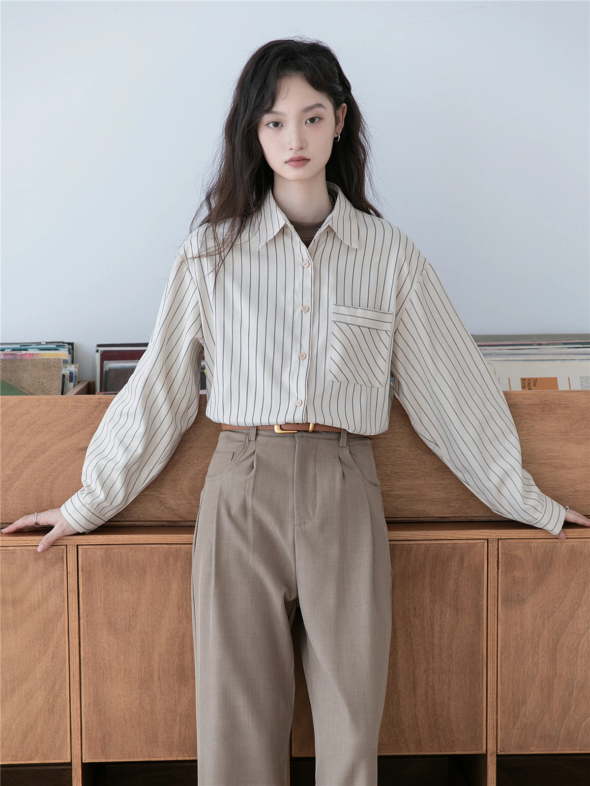 大人可愛い服 40代コーデの秘密：ストライプシャツで心の余裕を演出