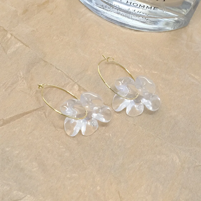 透明なレーザー効果の花びらイヤリング【14k金メッキ・ハンドメイド】