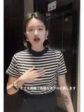 ブラックとホワイトのストライプ ラウンドネックショートスリーブTシャツ【夏用・スリムフィット・ショート丈・冷感ニット】