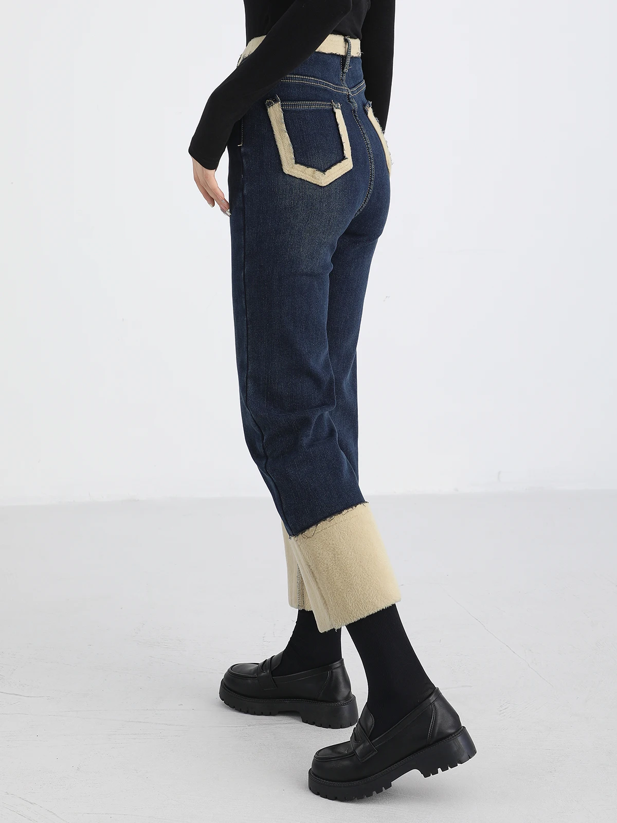おしゃれなデザインのストレートデニムパンツ：ハイウエスト・スリムフィットで秋冬を快適に