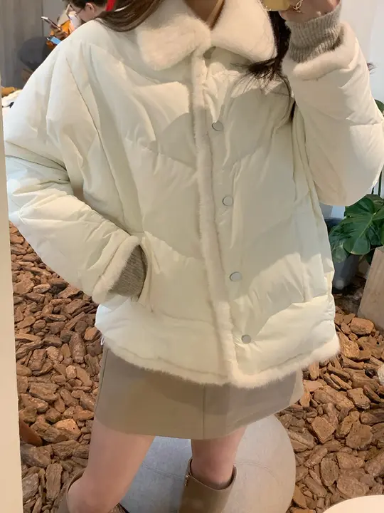 ショートデザインダウンジャケット【女性用・白鹅绒・ファー風パネル】