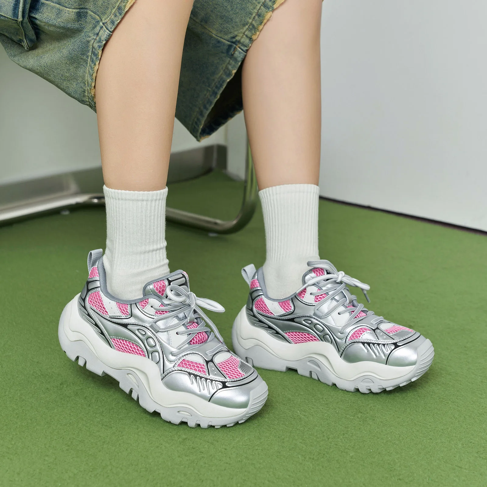 アンクルパンツとスニーカーを組み合わせるとき、どうやってバランスを取るの？