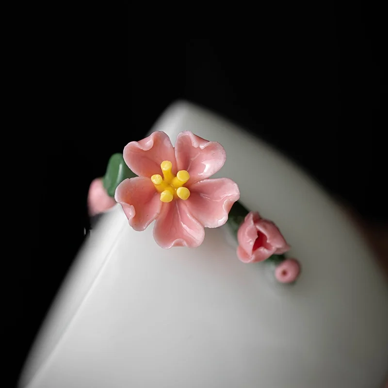 羊脂玉の花デザインカップ：高級手作り白磁製ティーコース用の実用性と使い方