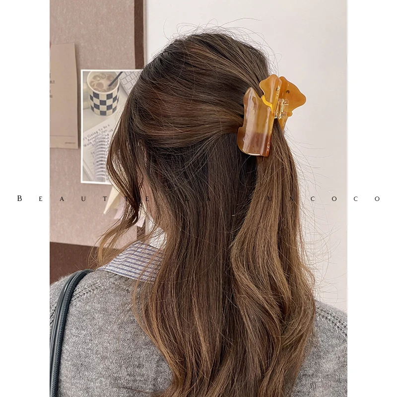 かわいい バズカット 女性向け 小犬デザインヘアクリップの実用性とファッションマッチング