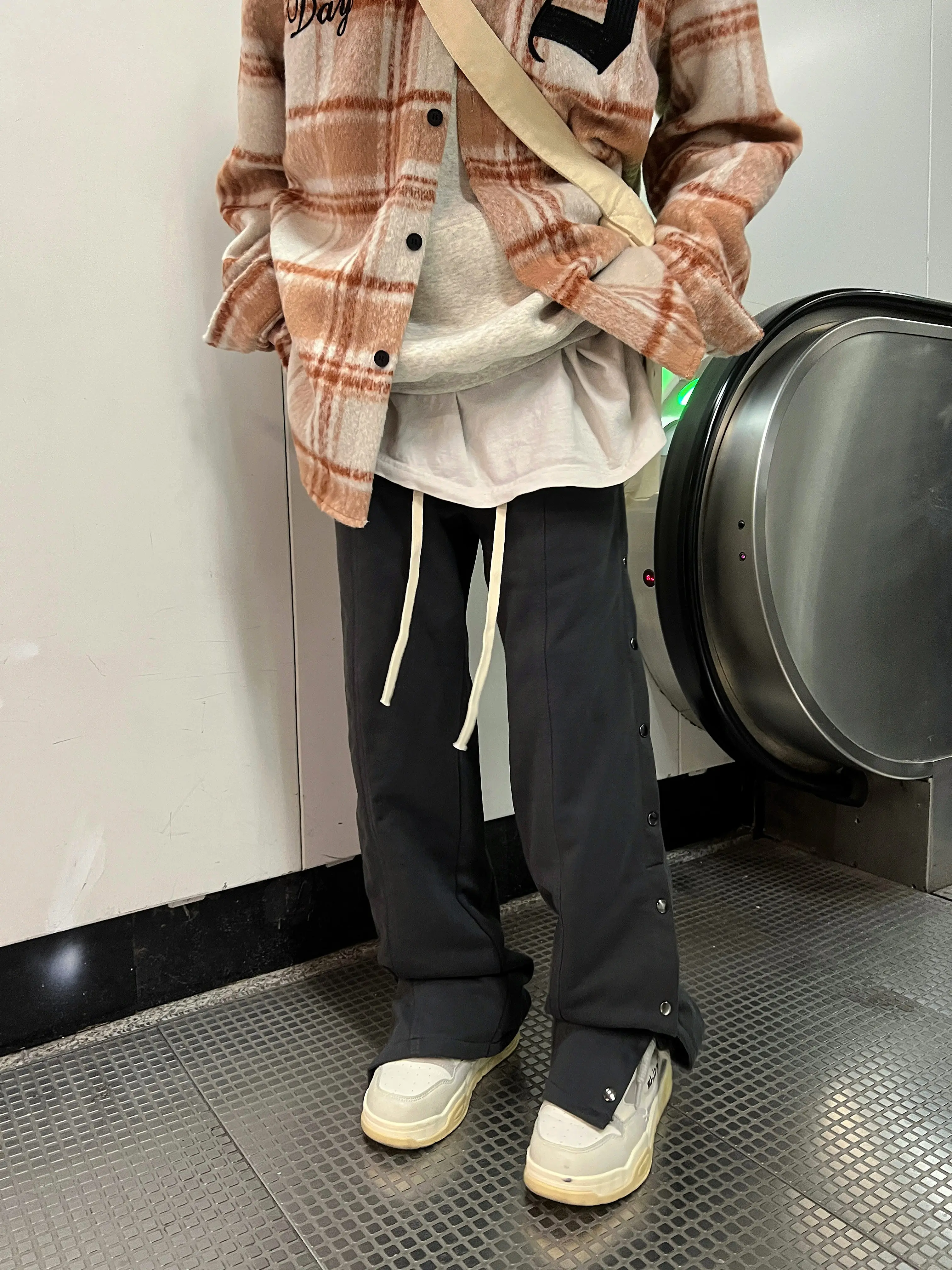 27歳男性が「クール系ファッション」で失敗しないコーデは？黒のサイドボタンストレートパンツが解決する
