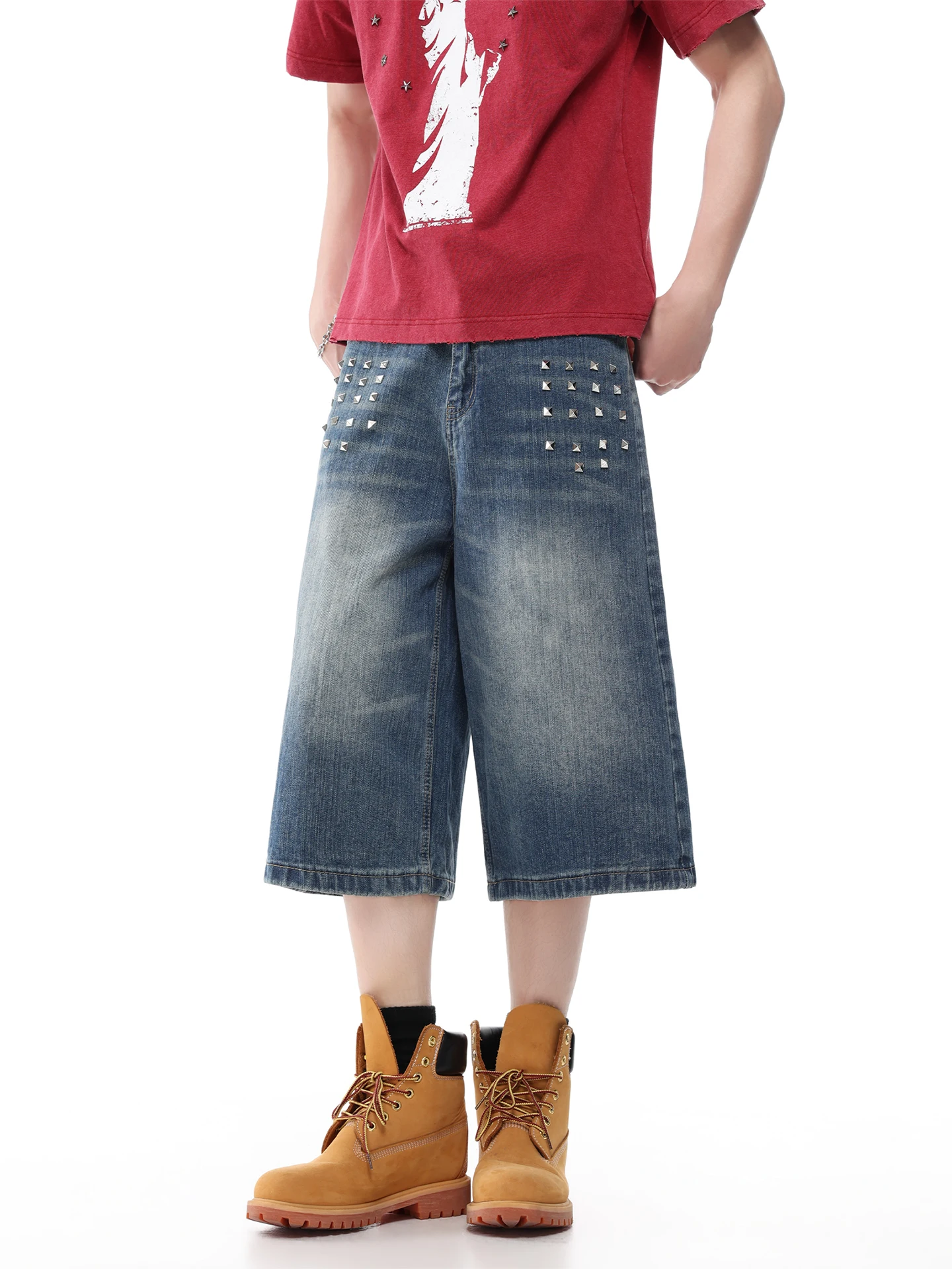 ワイドシルエットのデニムハーフパンツ：オーバーサイズリベットがもたらす着こなしの自由