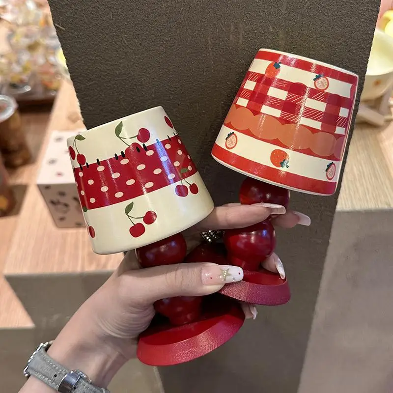 ストロベリーガールデザインの高脚デザートカップ：部屋に置いてもおしゃれで機能する小物