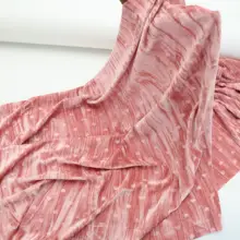 光沢のあるストレッチピンクハート彫刻横縞デザインの金糸ベルベット生地【ドレス・チャイナドレス用】