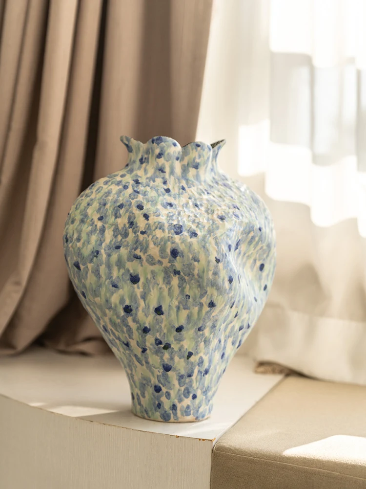 青い花瓶を選ぶべきか？自然な暮らしに溶け込む、手作り陶器の花瓶がもたらす心の癒しとは